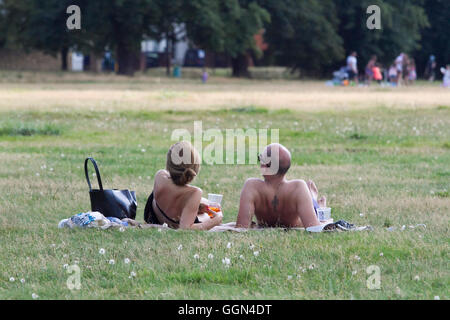 Wimbledon Londres, Royaume-Uni. 6 août 2016. Sunseekers profitez du soleil sur Wimbledon Common Crédit : amer ghazzal/Alamy Live News Banque D'Images