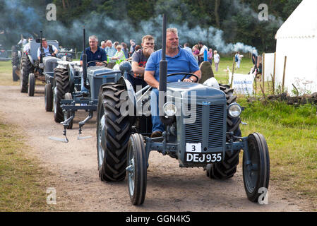 Brackenfield, Derbyshire, Royaume-Uni. 6 août 2016. Un défilé de tracteurs anciens et machines agricoles à la 46e Rallye de la vapeur de Cromford, foules apprécié chaud soleil au rassemblement annuel qui a lieu pour la première fois à Cromford, Derbyshire en août 1970. Un événement populaire pour les amateurs de moteurs de traction à vapeur, vintage des camions, tracteurs et véhicules à moteur. Credit : Mark Richardson/Alamy Live News Banque D'Images