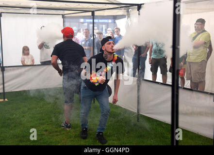 Vapefest le festival pour les amateurs de Seine à Shrewsbury UK 6 août 2016. La bataille de l'Nuages' deux vapers d'exhaler en compétition la plus grande vape cloud. Crédit : David Bagnall/Alamy Live News Banque D'Images