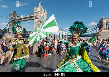 Londres, Royaume-Uni. 6 août 2016. Pour marquer l'ouverture des Jeux Olympiques de Rio de Janeiro, un festival avec un thème brésilien prend place autour de près de l'Hôtel de ville de la capitale. Crédit : Stephen Chung / Alamy Live News Banque D'Images