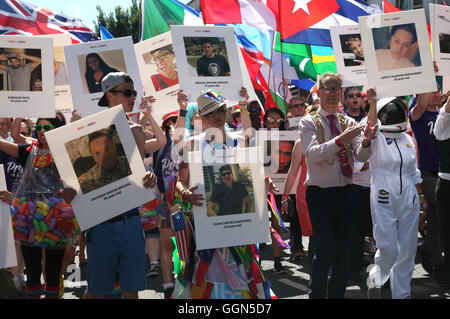 Brighton, Grande-Bretagne. Le 06 août, 2016. Les participants à une gay pride parade tenir des affiches avec photos des victimes du massacre à Orlando, Etats-Unis, à Brighton, Grande-Bretagne, 06 août 2016. Photo : BILL SMITH/dpa/Alamy Live News Banque D'Images