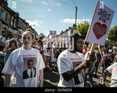 Londres, Royaume-Uni. 6 Août, 2016. Les manifestants défilent dans le nord de Londres pour marquer le cinquième anniversaire de la mort de Mark Duggan dans un tir de la police qui a déclenché des émeutes dans tout le capital en 2011 Crédit : Guy Josse/Alamy Live News Banque D'Images