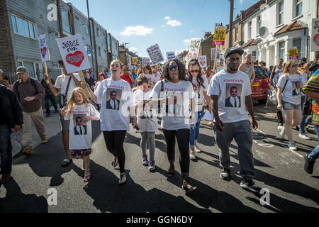 Londres, Royaume-Uni. 6 Août, 2016. Les manifestants défilent dans le nord de Londres pour marquer le cinquième anniversaire de la mort de Mark Duggan dans un tir de la police qui a déclenché des émeutes dans tout le capital en 2011 Crédit : Guy Josse/Alamy Live News Banque D'Images