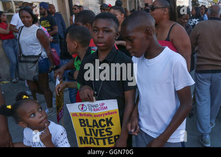 Londres, Royaume-Uni. 6e août 2016. Les manifestants se rassemblent à l'extérieur de la station de police de Tottenham pour les discours à l'occasion du cinquième anniversaire de la mort de Mark Duggan Thabo Crédit : Jaiyesimi/Alamy Live News