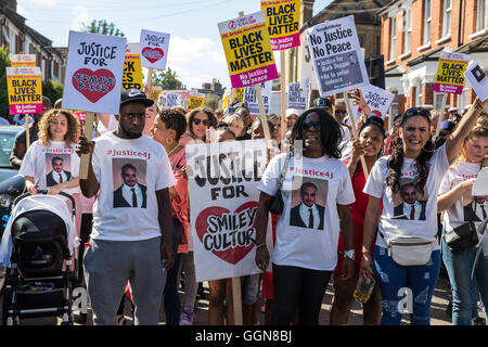 Londres, Royaume-Uni. 6 Août, 2016. Des proches de Jermaine Baker, qui a été abattu par la police l'année dernière, mars avec la justice pour Mark Duggan campagne dans la Broadwater Farm Estate à Tottenham de police pour marquer le 5e anniversaire de la mort de Mark Duggan dans un tir de la police. Banque D'Images