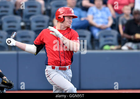 Morgantown, West Virginia, USA. 6e août 2016. Le voltigeur LUC MAGLICH Crosscutters Williamsport (35) les chauves-souris au cours de la 6 août 2016 New York-Penn league match à Monongalia Comté Ballpark de Morgantown, WV. © Ken Inness/ZUMA/Alamy Fil Live News Banque D'Images