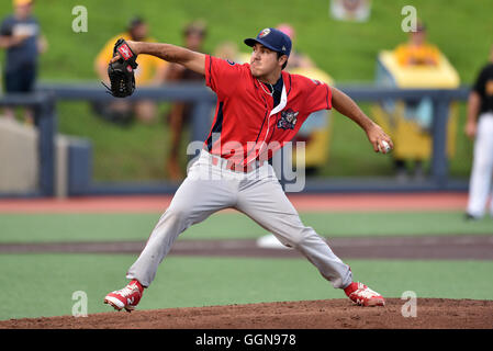 Morgantown, West Virginia, USA. 6e août 2016. Williamsport Crosscutters pitcher JOJO ROMERO (2) au cours de la 6 août 2016 New York-Penn league match à Monongalia County Ballpark de Morgantown, WV. © Ken Inness/ZUMA/Alamy Fil Live News Banque D'Images