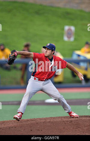 Morgantown, West Virginia, USA. 6e août 2016. Williamsport Crosscutters pitcher JOJO ROMERO (2) au cours de la 6 août 2016 New York-Penn league match à Monongalia County Ballpark de Morgantown, WV. © Ken Inness/ZUMA/Alamy Fil Live News Banque D'Images