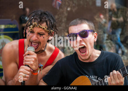 Blackpool, Lancashire, Royaume-Uni. 6 Août, 2016. 'Henry & Jo' les hommes au 20e anniversaire de la rébellion fest retourné à Blackpool Jardins d'hiver comme l'un des plus gros festivals punk. Les Punks aux cheveux hérissés se sont réunis à l'alternative plus grand du festival de musique. La rébellion voit festival punk rock dur prendre pour l'étape à Blackpool's Winter Gardens chaque année pour le plus grand plaisir des acclamations de la foule. Les rues du complexe sont peintes de toutes les couleurs de l'arc-en-ciel comme l'punk fans avec teint de façon éclatante Mohawks, vestes de cuir et un pantalon à carreaux troupeau de la station. Banque D'Images