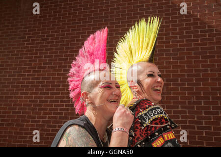 Blackpool, Lancashire, Royaume-Uni. 6 août 2016. Le festival de la rébellion du 20e anniversaire est retourné aux jardins d'hiver de Blackpool comme l'un des plus grands festivals punk au monde. Des punks de lmohican à poil dur se sont réunis au plus grand festival de musique alternative du Royaume-Uni. Le Rebellion Festival voit des groupes de punk qui se balancer sur scène dans les jardins d'hiver de Blackpool chaque année pour le plaisir de la foule. Les rues du centre de villégiature sont peintes de toutes les couleurs de l'arc-en-ciel comme des fans de punk tout au long de leur vie avec des Liberty Mohawks aux couleurs vives, des vestes en cuir affluent vers le centre de villégiature. Banque D'Images