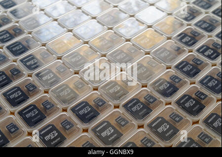 Cartes mémoire micro SD et adaptateurs dans des boîtes transparentes en vue perspective. Banque D'Images