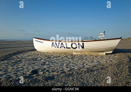 Bateau de vie reposant sur la plage dans le soleil matinal. 'Usage éditorial uniquement' Banque D'Images