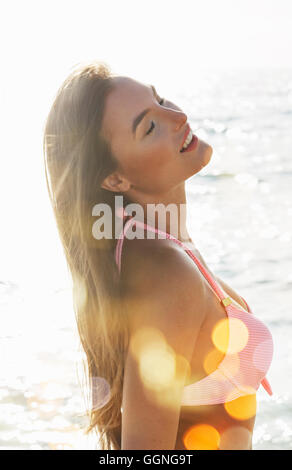 Young woman in pink bikini at beach Banque D'Images