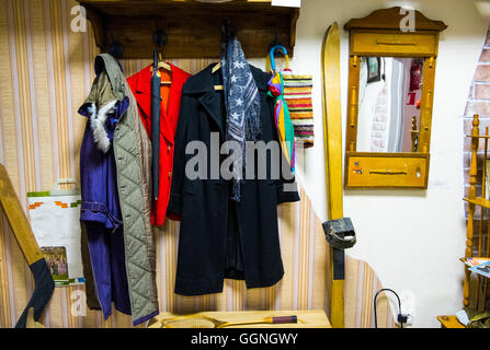 Manteaux sur près de départ skis et bâton de hockey Banque D'Images