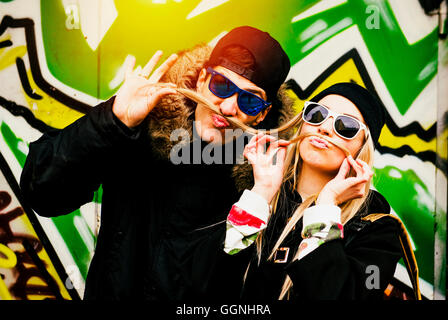 Couple avec moustache cheveux de femme au mur de graffiti Banque D'Images