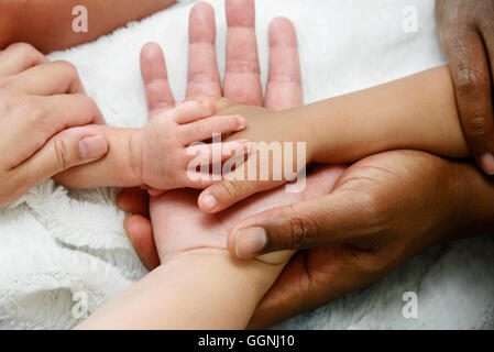 Les mains entrelacées de Mixed Race family Banque D'Images