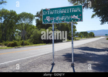 Panneau routier extraterrestre près de la zone 51. Le Nevada. USA Banque D'Images