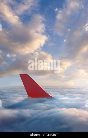 Les nuages au-dessus du gouvernail de l'avion Banque D'Images