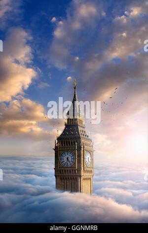 Les oiseaux voleront autour de tour de l'horloge au-dessus de nuages Banque D'Images