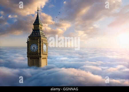 Les oiseaux voleront autour de tour de l'horloge au-dessus de nuages Banque D'Images