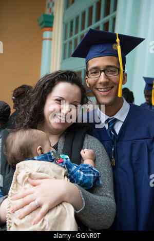 Famille célèbre avec diplôme après l'ouverture pour Western Governors University, une université en ligne entièrement accrédité Banque D'Images