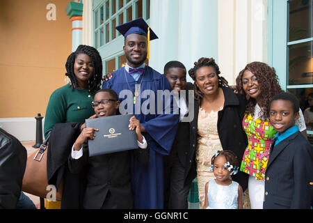 Famille célèbre avec diplôme après l'ouverture pour Western Governors University, une université en ligne entièrement accrédité Banque D'Images