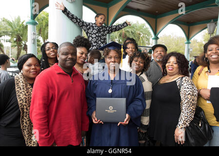 Famille célèbre avec diplôme après l'ouverture pour Western Governors University, une université en ligne entièrement accrédité Banque D'Images