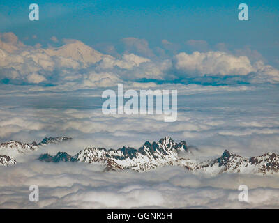 Montagnes couvertes de neige au-dessus des nuages, six rivières National Forest, California, United States, Banque D'Images