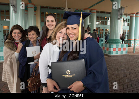 Famille célèbre avec diplôme après l'ouverture pour Western Governors University, une université en ligne entièrement accrédité Banque D'Images