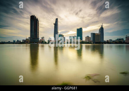 Le centre-ville de Saigon au coucher du soleil (vue de thu thiem district) (temps d'exposition), Ho Chi Minh City, Vietnam Banque D'Images