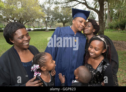 Famille célèbre avec diplôme après l'ouverture pour Western Governors University, une université en ligne entièrement accrédité Banque D'Images