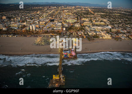 Vue aérienne de la jetée de Santa Monica à Los Angeles, Californie, États-Unis Banque D'Images