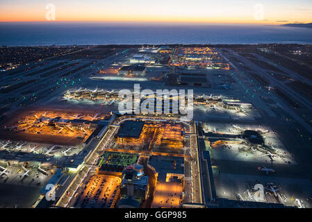 Vue aérienne d'avions garés dans les portes de l'aéroport Banque D'Images