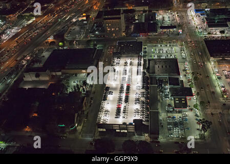 Vue aérienne de stationnement sur le toit éclairé la nuit Banque D'Images