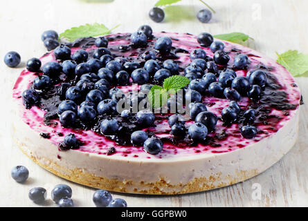 Gâteau au fromage à la crème et les bleuets. Selective focus Banque D'Images