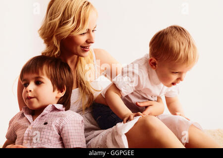 Smiling mother holding fils Banque D'Images