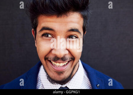 Smiling Middle Eastern woman veste et cravate Banque D'Images