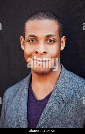 Smiling Black man wearing jacket Banque D'Images