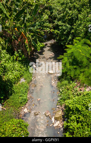 Une rivière polluée par les eaux noires (eaux usées) de la Regla, La Havane, Cuba. Banque D'Images