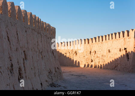 Anciens remparts de la ville de Khiva en Ouzbékistan. Banque D'Images