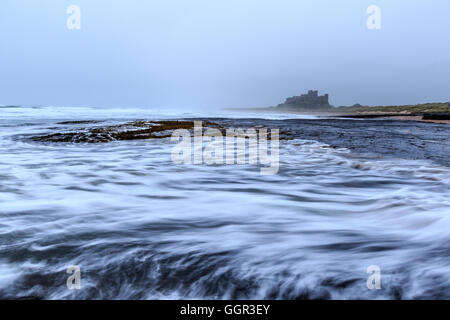 Château de Bamburgh en northumbrie , longue exposition. Banque D'Images