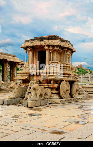 Char, Pierre Vitthala Temple complexe, Hampi, Karnataka, Inde Banque D'Images