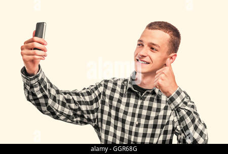 Happy young man taking a photo selfies. Tonique photo. Banque D'Images