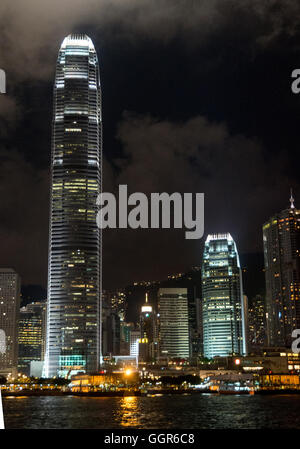 Hong Kong, Hong Kong SAR, Chine.8 Novembre 2013.Les lumières de l'horizon de Hong Kong reflète dans l'eau du port de Victoria. Banque D'Images