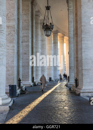 Nun entre les piliers du vatican Banque D'Images