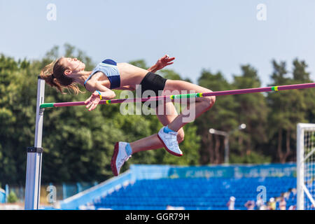 Jeune femme en piste et pelouse,highjump Banque D'Images