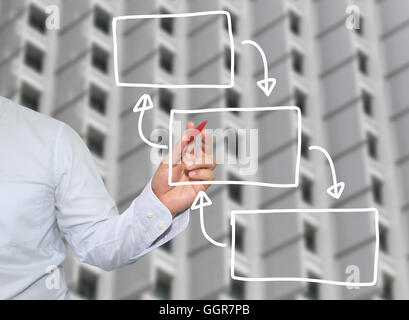 Main de businessman dessiner des graphismes un graphique des formes géométriques des symboles à l'entrée d'information concept d'investissement lucratif dans busin Banque D'Images