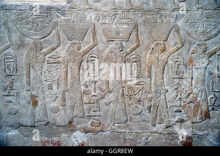 L'Egypte, Saqqara, mastaba de Mererouka vizier (VI° dyn.) : différents reliefs sur les murs. Banque D'Images