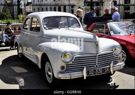 Peugeot 203 fabriquées de 1948 à 1960 photographié le rallye de voitures anciennes Place de l'hôtel de ville dans la ville de Ales Banque D'Images