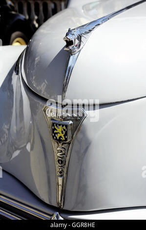 Peugeot 203 fabriquées de 1948 à 1960 photographié le rallye de voitures anciennes Place de l'hôtel de ville dans la ville de Ales Banque D'Images